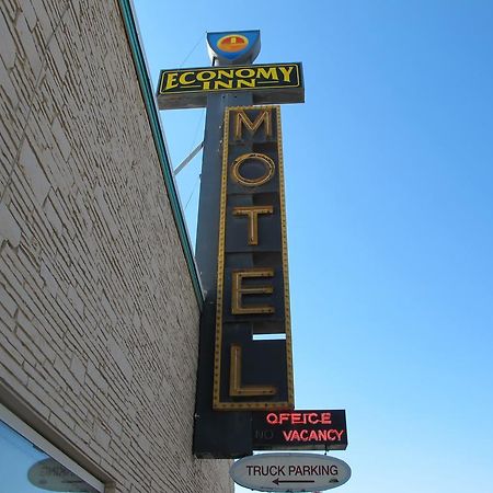 Economy Inn אונטריו מראה חיצוני תמונה