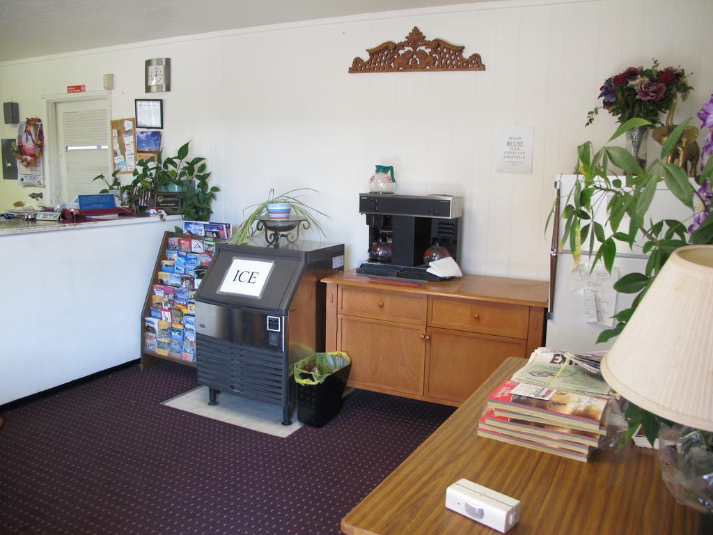 Economy Inn אונטריו מראה חיצוני תמונה